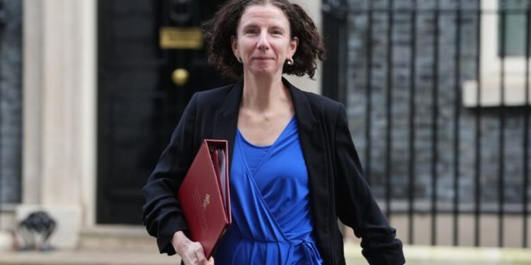 Pas SHBA-së edhe Britania shkurton ndihmat e huaja, preket edhe Ballkani, jep dorëheqje ministrja e Zhvillimit Ndërkombëtar