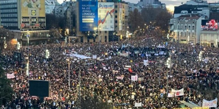 Kryeministri britanik Starmer mbërrin në Shtëpinë e Bardhë, pritet nga Donald Trump