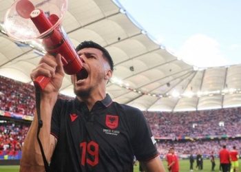 Kryeministri britanik Starmer mbërrin në Shtëpinë e Bardhë, pritet nga Donald Trump