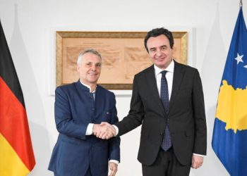 Kryeministri britanik Starmer mbërrin në Shtëpinë e Bardhë, pritet nga Donald Trump