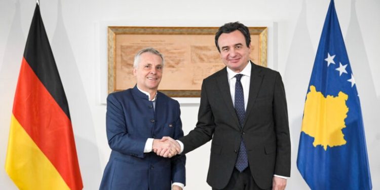 Kryeministri britanik Starmer mbërrin në Shtëpinë e Bardhë, pritet nga Donald Trump