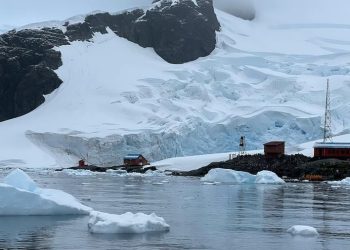 Kryeministri britanik Starmer mbërrin në Shtëpinë e Bardhë, pritet nga Donald Trump
