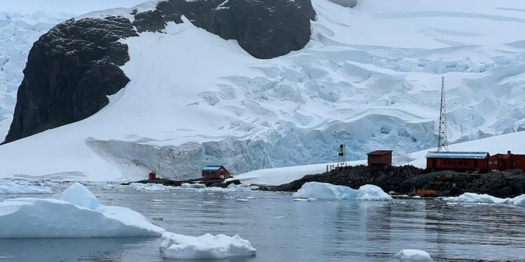 Kryeministri britanik Starmer mbërrin në Shtëpinë e Bardhë, pritet nga Donald Trump
