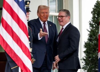 Kryeministri britanik Starmer mbërrin në Shtëpinë e Bardhë, pritet nga Donald Trump