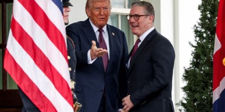 Kryeministri britanik Starmer mbërrin në Shtëpinë e Bardhë, pritet nga Donald Trump