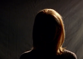 E rëndë në Angli! Trajneri i Premier Ligë pranon se ka patur s*ks me pagesë me të mitur, ajo e akuzon për përdhunim