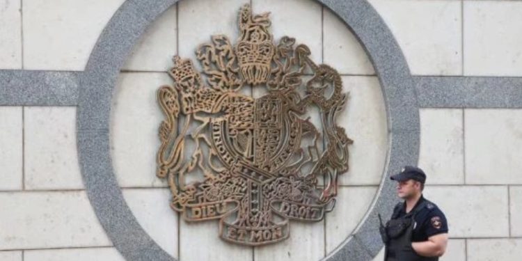 Akuza për spiunazh, Britania e Madhe shpall “non grata” diplomatin rus