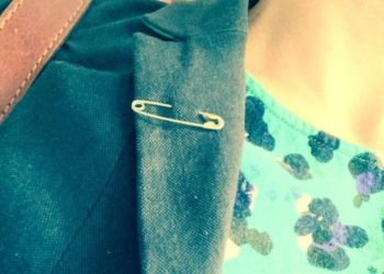 Të gjithë në Britani po vendosin një karficë – për një arsye shumë prekëse!