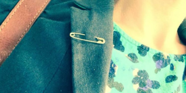 Të gjithë në Britani po vendosin një karficë – për një arsye shumë prekëse!