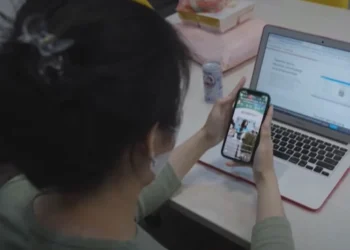 Histori si në filma! I huaji përndoqi 14-vjeçaren në Tiranë duke u maskuar si vajzë amerikane, udhëtoi nga Finlanda dhe i trokiti në derën e shtëpisë