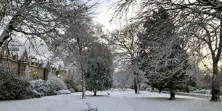 Ngrica dhe dëborë në Britani, qytetarëve u kërkohet të kufizojnë lëvizjet