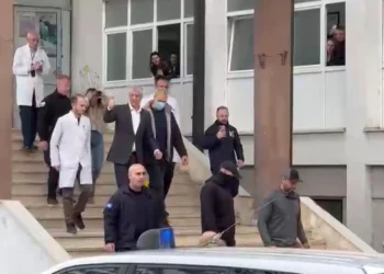 Vizitoi babanë në spital/ Thaçi kthehet në Hagë, përcillet me duartrokitje nga stafi mjekësor dhe dhjetëra mbështetës