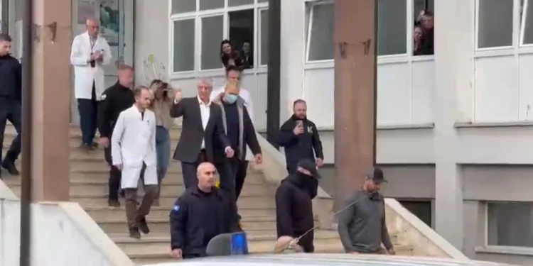 Vizitoi babanë në spital/ Thaçi kthehet në Hagë, përcillet me duartrokitje nga stafi mjekësor dhe dhjetëra mbështetës