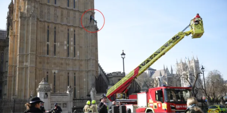 Alarmohen autoritetet britanike, një burrë ngjitet në kullën e “Big Ben”