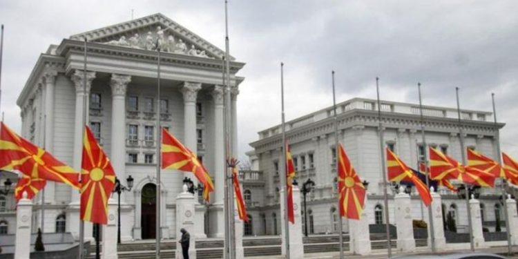 Tragjedia me 59 viktima/ Maqedonia e Veriut në zi, flamujt ulen në gjysmë shtizë