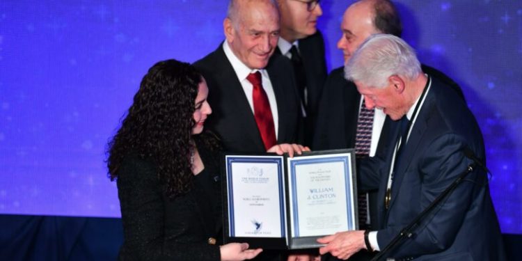 Presidenti Clinton u nderua me çmimin “Paqebërësi i Shekullit”, Osmani: Mbështetja e tij për Kosovën ka qenë gjithmonë pasqyrim i vlerave amerikane