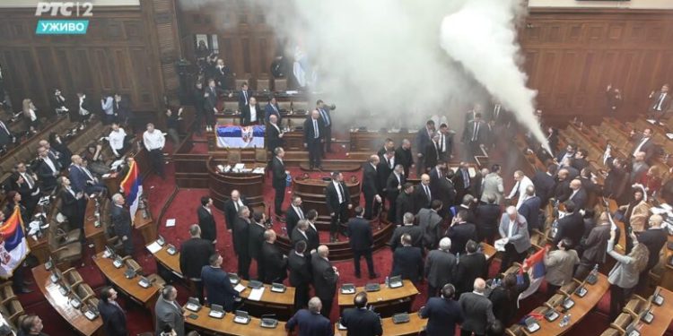 Kaos në Kuvendin e Serbisë, deputetët hedhin vezë mbi Bërnabiqin dhe ministrat – aktivizojnë aparatin për fikjen e zjarrit