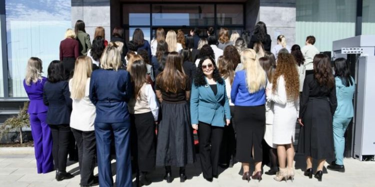 Osmani viziton gratë e AKI-së: Vendimet strategjike shpesh varen nga puna e padukshme