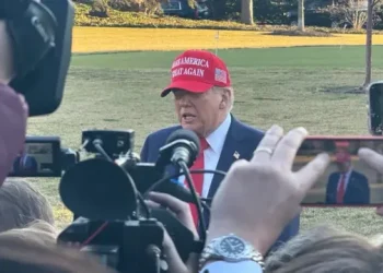 Trump me gazetarët: Zelensky e teproi, SHBA kërkon paqe dhe jo lu*të 10-vjeçare