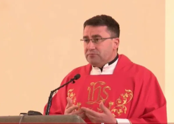 Famulltari i Shkodrës mesazh të fortë për politikanët: Etja për pushtet po shkatërron shoqërinë, e vërteta del në dritë