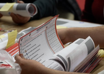 Zgjedhjet në Kosovë/ KQZ-ja numëron të gjitha votat me postë, Lëvizja Vetëvendosje mbetet e para