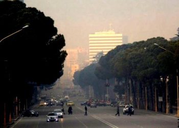 Ndotja e ajrit dhe pensionet e ulëta, nxitës të rinj të emigracionit