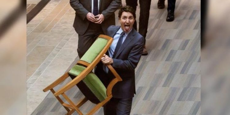 Me karrigen me vete dhe gjuhën jashtë – Ja si largohet kryeministri i Kanadasë