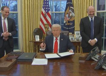 Nis “lufta tregtare” e Trump, hyjnë në fuqi tarifat ndaj Kanadasë, Kinës e Meksikës