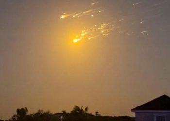 Shpërthen raketa SpaceX gjatë fluturimit, qielli ndriçohet nga pjesët e saj që digjen – publikohen pamjet