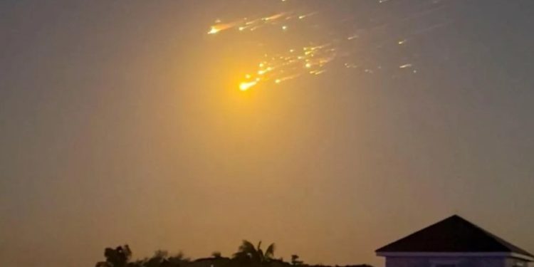 Shpërthen raketa SpaceX gjatë fluturimit, qielli ndriçohet nga pjesët e saj që digjen – publikohen pamjet