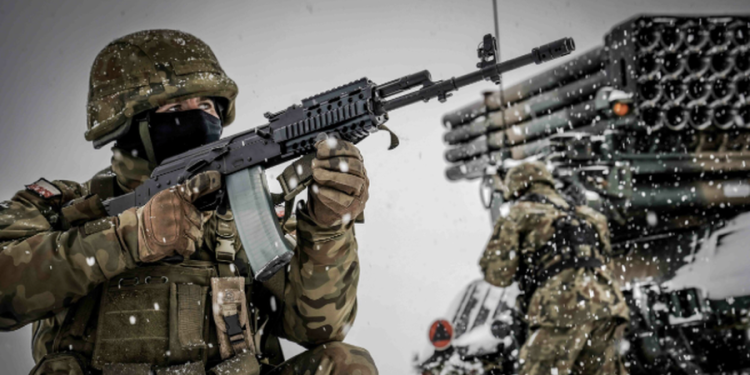 Polonia përgatitet për luftë, Tusk njofton planin për futjen në ushtri të burrave të vendit