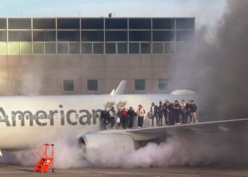 Merr flakë avioni i American Airlines në Denver