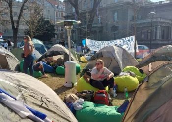 Serbë nga Kosova shkojnë në Beograd “për të mbrojtur presidentin”