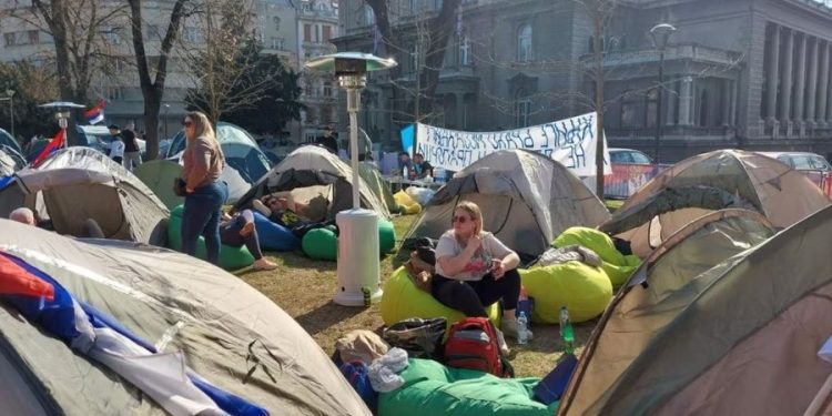 Serbë nga Kosova shkojnë në Beograd “për të mbrojtur presidentin”