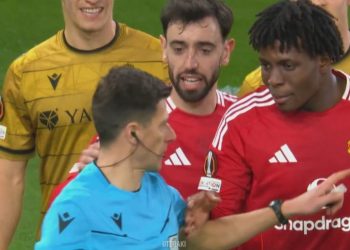 Gjesti i pazakontë/ Lojtari i Manchester United korrigjoi arbitrin, anulloi penalltinë