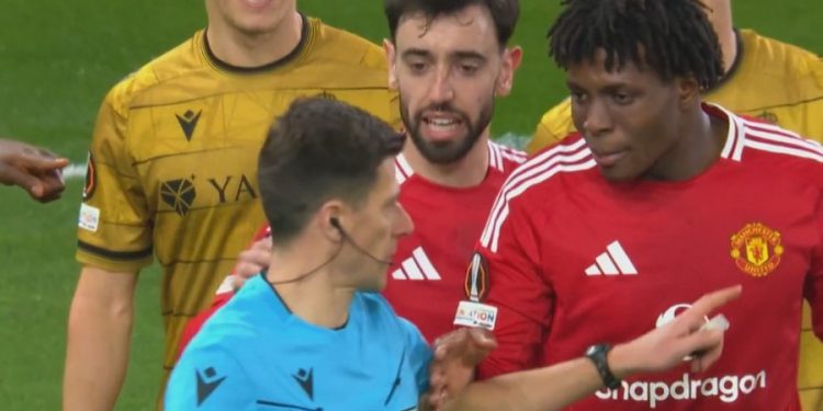 Gjesti i pazakontë/ Lojtari i Manchester United korrigjoi arbitrin, anulloi penalltinë