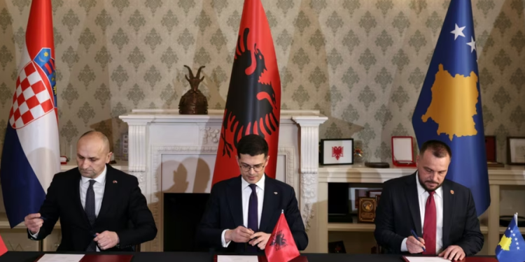 Bashkëpunimi në fushën e mbrojtjes mes Kosovës, Shqipërisë dhe Kroacisë nervozon Serbinë