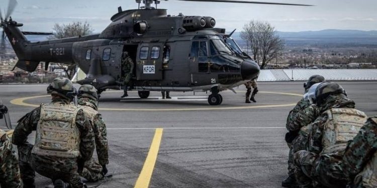 Ushtarët e KFOR-it trajnohen për përdorimin e helikopterit, në veprimtarinë anti-trazira