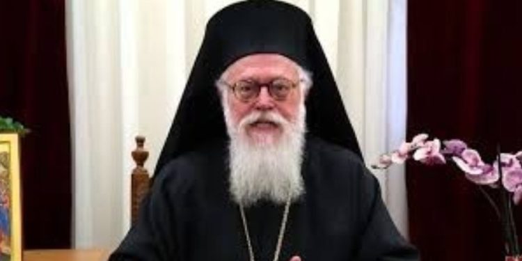 “I fal të gjithë që…”- Hapet testamenti i kryepeshkopit Janullatos, zbulohet kujt ja lë pasurinë