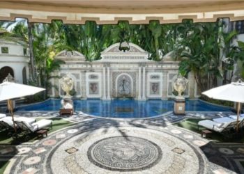 Prada drejt blerjes së Versace