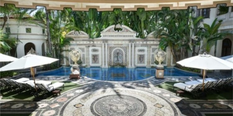 Prada drejt blerjes së Versace