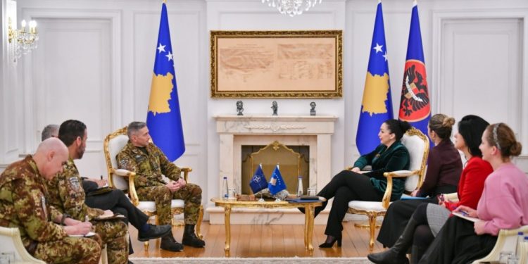 Osmani diskuton me komandantin e KFOR-it për sigurinë në Kosovë