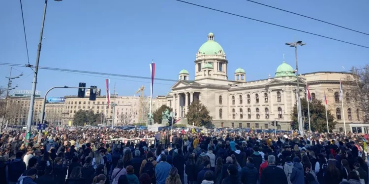 Protestat masive/ Opozita serbe në Kosovë paralajmëron mobilizimin e serbëve në “mbrojtje” të Vuçiçit