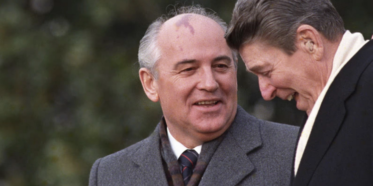 Mars 1985: Një PERESTROJKË si revolucion dhe puçi, që për pak ndaloi gjithçka