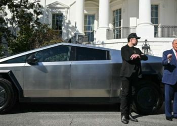 Trumpit i prezantohen ‘live’ disa Tesla – presidenti amerikan tregon se do të paguaj “në mënyrën e vjetër”
