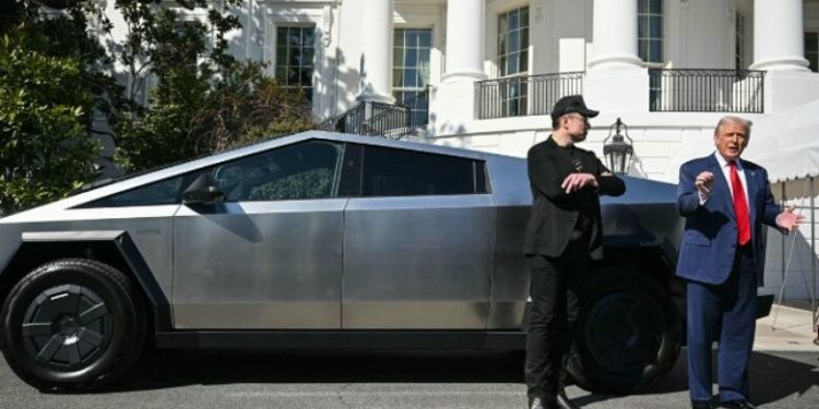 Trumpit i prezantohen ‘live’ disa Tesla – presidenti amerikan tregon se do të paguaj “në mënyrën e vjetër”