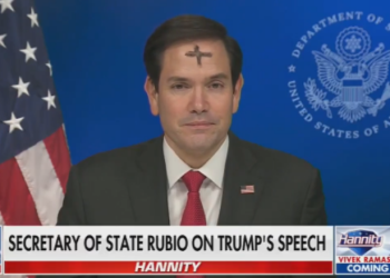 Sekretari amerikan i Shtetit shfaqet në televizion me kryq në ballë – paraqitja e tij tani ka një shpjegim