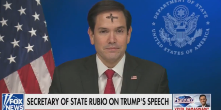 Sekretari amerikan i Shtetit shfaqet në televizion me kryq në ballë – paraqitja e tij tani ka një shpjegim