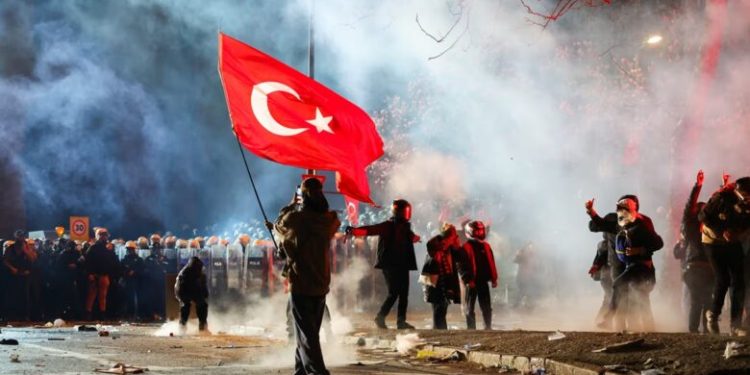 Ne, në Turqi, po i tregojmë botës se si sfidohet një udhëheqës i pandjeshëm dhe autoritar