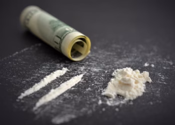 Agjencia për drogërat në BE: Shqiptarët përdorin më shumë kokainë, e marrin edhe në zyra